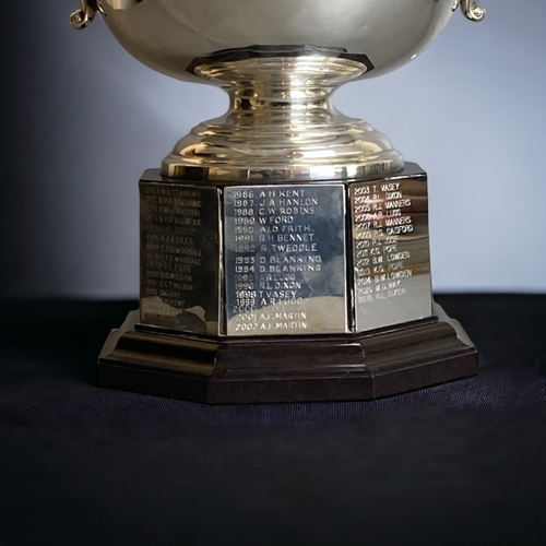 100 - A LARGE STERLING SILVER TWIN HANDLE GOLF TROPHY. ENGRAVED. 
SHEFFIELD HALLMARKS. WEIGHT OF TOP SECTI... 