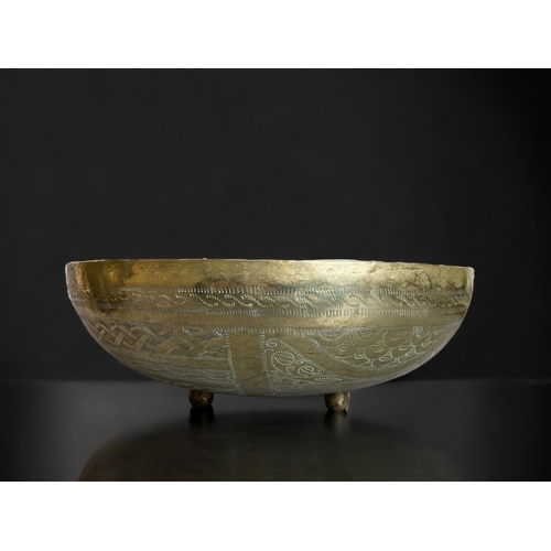 227 - AN AFRICAN 'BIDA' ENGRAVED CENTREPIECE BOWL, SIGNED. TOGETHER WITH A VINTAGE INDIAN PLANTER.
BOWL - ... 