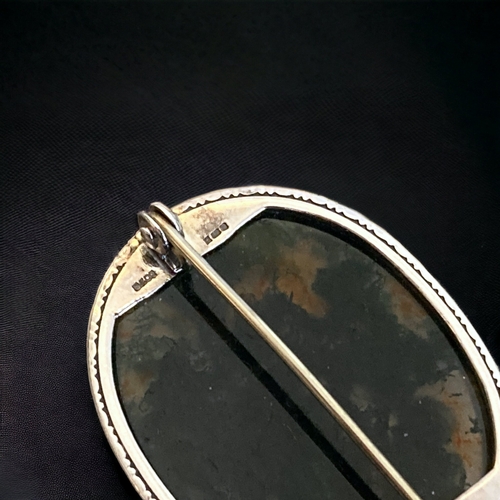 69 - A POLISHED MODD AGATE & STERLING SILVER LADIES BROOCH. BY SYDNEY & CO, BIRMINGHAM. 36 X 22MM