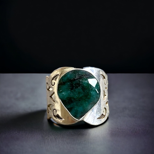 79 - A 925 SILVER & CHRYSOCOLLA CABOCHON LADIES RING.  
SIZE P