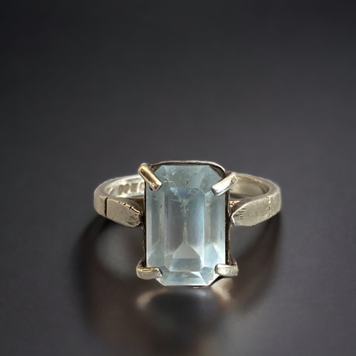 81 - A STERLING SILVER & AQUAMARINE LADIES RING.
SET WITH A LARGE EMERALD CUT AQUAMARINE. 
HALLMARKED.
SI... 