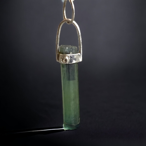 82 - A LADIES 925 SILVER & GREEN TOURMALINE HEALING PENDANT. TOGETHER WITH A SILVER & RHODONITE CRYSTAL H... 