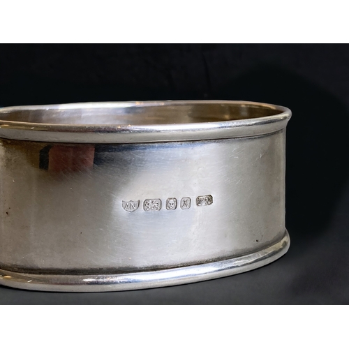 83 - A STERLING SILVER NAPKIN RING. HALLMARKS.
56MM LONG.