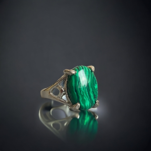 84 - A 925 SILVER & MALACHITE SET LADIES RING.
SIZE - M