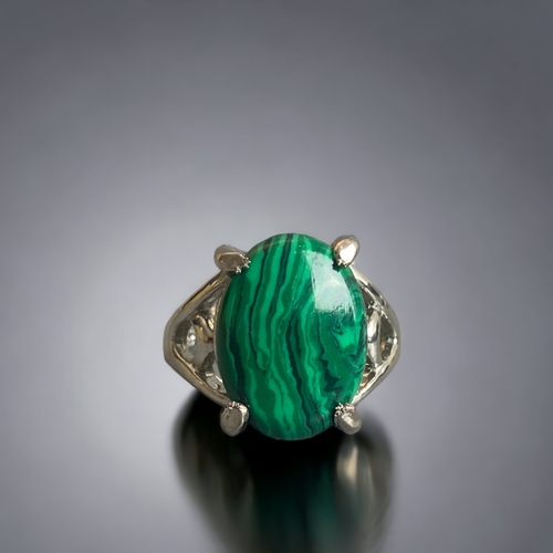 84 - A 925 SILVER & MALACHITE SET LADIES RING.
SIZE - M