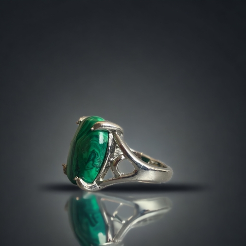 84 - A 925 SILVER & MALACHITE SET LADIES RING.
SIZE - M