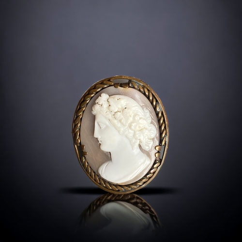 85 - A VINTAGE CONTINENTAL CARVED CAMEO BROOCH.
35 X 28MM