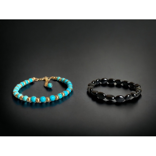 113 - A LADIES TURQUOISE BEAD ANKLE BRACELET, TOGETHER WITH A BLACK ONYX BRACELT.