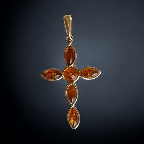 47 - A 9 CARAT GOLD & AMBER CRUCIFIX PENDANT.
TWISTING DESIGN WITH AMBER INSET.
50MM
WEIGHT - 4G