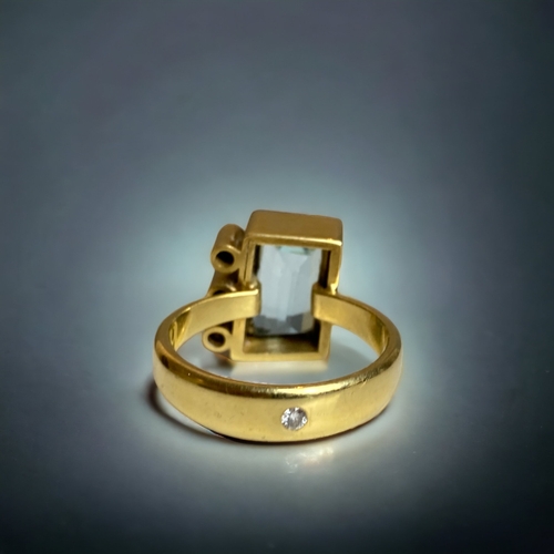 50 - A 1940's 18CT GOLD AQUAMARINE & DIAMOND LADIES RING. 
SIZE P
9.4 G