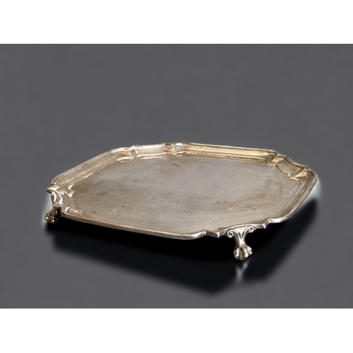 75 - A LARGE STERLING SILVER SALVER TRAY. 
BY DANIEL & JOHN WELBY, LONDON.
LONDON 1900 HM.
ON FOUR BALL &... 