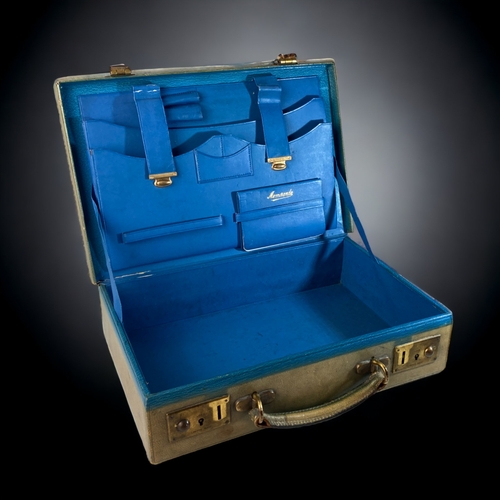 377 - AN EARLY 20TH CENTURY LADIES TRAVEL WRITING CASE. WITH FITTED INTERIOR. 
31 X 20 X 7.5CM