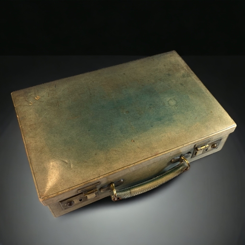 377 - AN EARLY 20TH CENTURY LADIES TRAVEL WRITING CASE. WITH FITTED INTERIOR. 
31 X 20 X 7.5CM