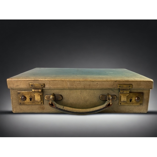 377 - AN EARLY 20TH CENTURY LADIES TRAVEL WRITING CASE. WITH FITTED INTERIOR. 
31 X 20 X 7.5CM