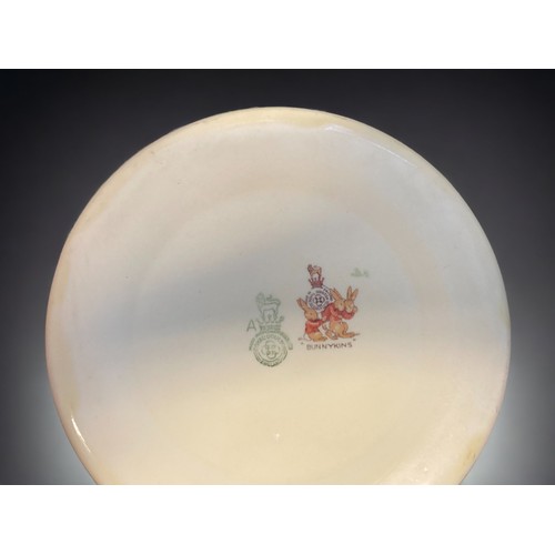 142 - A COLLECTION OF WEDGWOOD & ROYAL DOULTON 'BUNNYKINS' PLATES & BOWL.