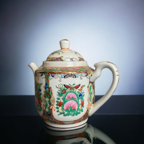 211 - A CHINESE FAMILLE ROSE 'CANTON' DECORATED TEAPOT.20TH CENTURY. HAND PAINTED.
15 X 19CM