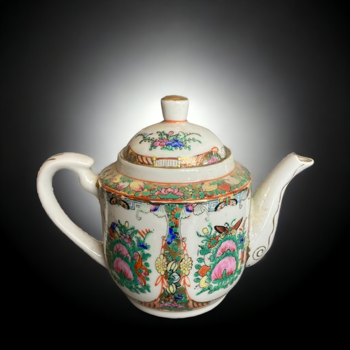 211 - A CHINESE FAMILLE ROSE 'CANTON' DECORATED TEAPOT.20TH CENTURY. HAND PAINTED.
15 X 19CM