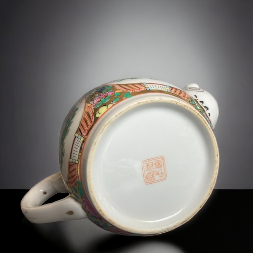 211 - A CHINESE FAMILLE ROSE 'CANTON' DECORATED TEAPOT.20TH CENTURY. HAND PAINTED.
15 X 19CM