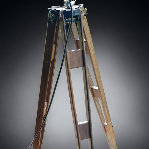 286 - A LARGE VINTAGE TRIPOD MOUNTED THEATRE LIGHT.