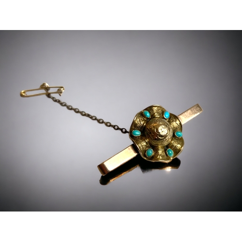 128 - A 9 CARAT GOLD & TURQUOISE LADIES 'HAT' BROOCH. 
45MM LONG
5 GRAMS