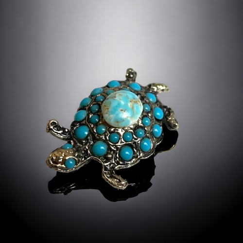 130 - A LADIES TURQUOISE SET 'TURTLE' BROOCH. 
36MM LONG