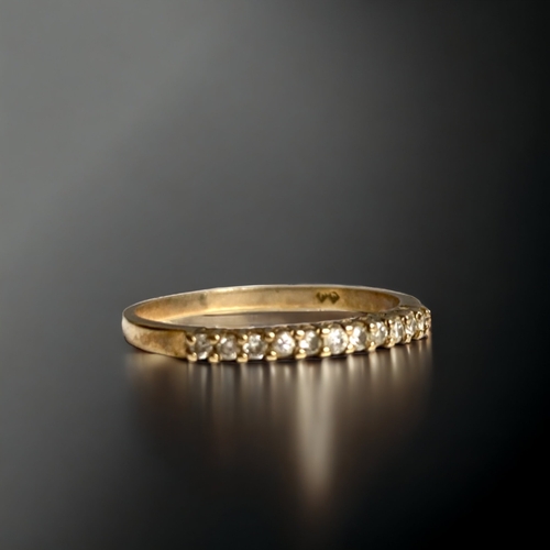 136 - A 9 CARAT GOLD & DIAMOND HALF ETERNITY RING.
SIZE M 1/2
0.7 GRAMS.