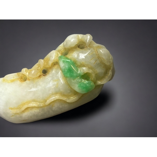 284 - A CHINESE BI COLOUR JADE CARVING. DEPICTING LILY PAD AND A SMALL ANIMAL. 
60MM LONG.