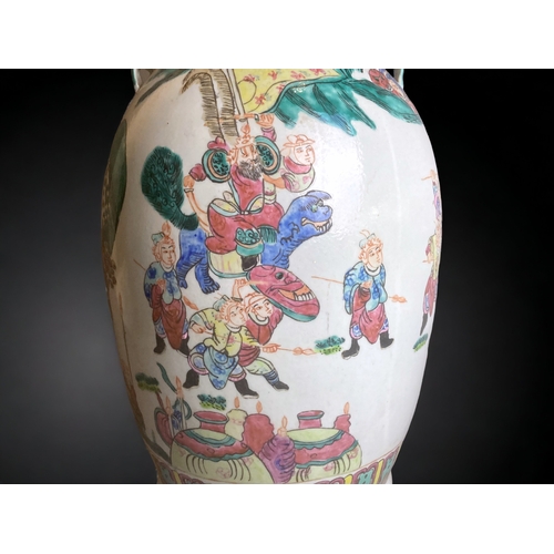 275 - A LARGE CHINESE PORCELAIN HAND PAINTED FAMILLE ROSE VASE. 
20TH CENTURY.
DEPICTING VARIOUS BATTLE SC... 