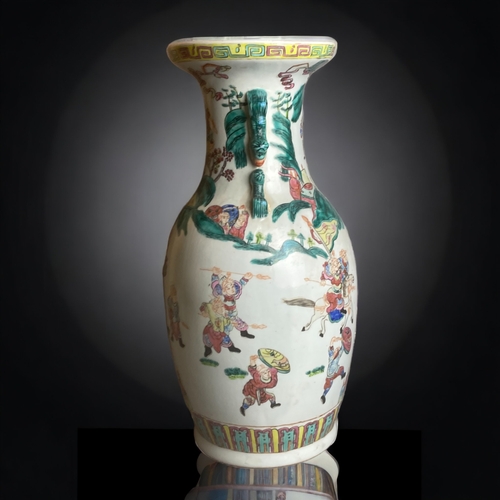 275 - A LARGE CHINESE PORCELAIN HAND PAINTED FAMILLE ROSE VASE. 
20TH CENTURY.
DEPICTING VARIOUS BATTLE SC... 