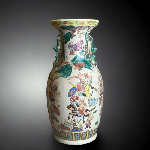 275 - A LARGE CHINESE PORCELAIN HAND PAINTED FAMILLE ROSE VASE. 
20TH CENTURY.
DEPICTING VARIOUS BATTLE SC... 