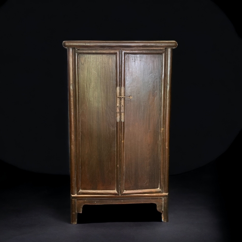 8 - A CHINESE MID-CENTURY ELM CUPBOARD.
TAPERING FORM.
