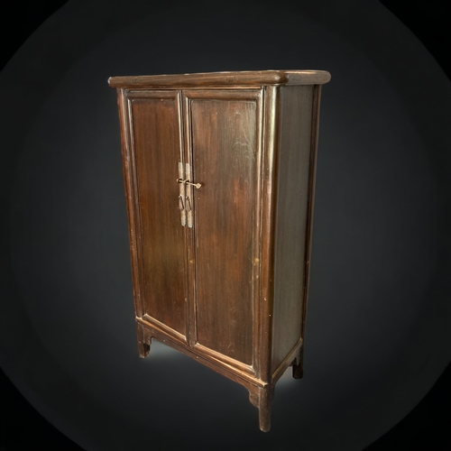 8 - A CHINESE MID-CENTURY ELM CUPBOARD.
TAPERING FORM.