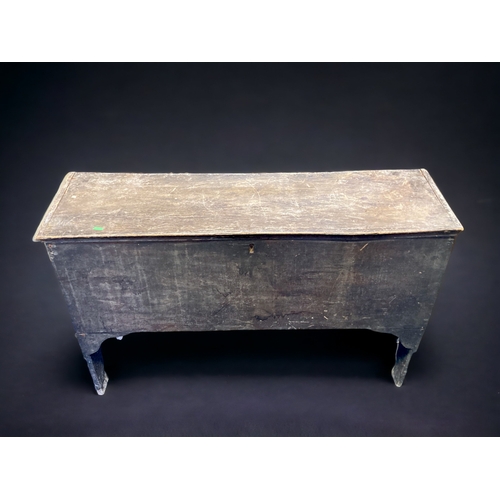 15 - A LATE 17TH CENTURY ELM SIX-PLANK COFFER CHEST. WITH ORIGINAL FORGED IRONWORK.
Measures 107.5 x 53.5... 