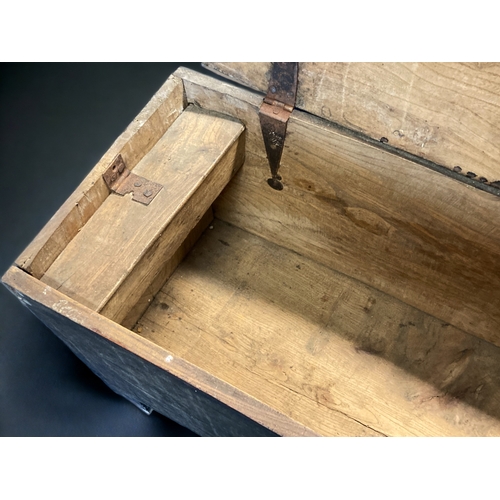 15 - A LATE 17TH CENTURY ELM SIX-PLANK COFFER CHEST. WITH ORIGINAL FORGED IRONWORK.
Measures 107.5 x 53.5... 