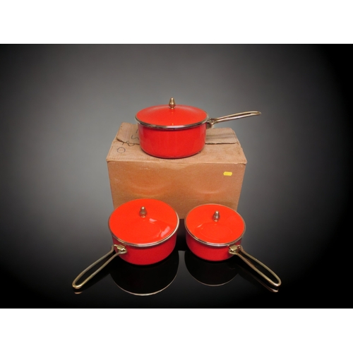 381A - A VINTAGE BOXED & UNUSED SET OF WELSH MADE 'GOLDENWARE' ENAMEL ON STEEL PAN SET.