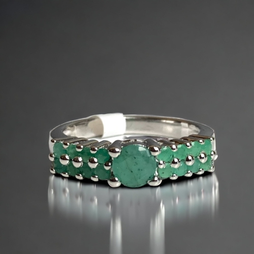 76 - A 925 STERLING SILVER EMERALD SET LADIES RING. MADE BY QUINTESSENCE JEWELLERY.
SIZE M 1/2