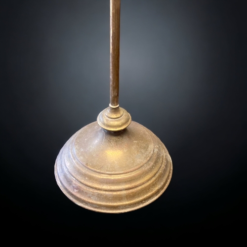 389 - A VICTORIAN BRASS 'STUDENTS' OIL LAMP.
72CM TALL.