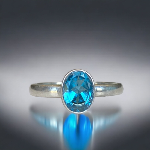 84 - A LADIES 925 SILVER & AQUAMARINE RING. 
SIZE M.