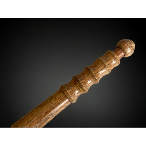 171 - A VINTAGE TURNED WOODEN POLICE TRUNCHEON.
39.5 CM LONG