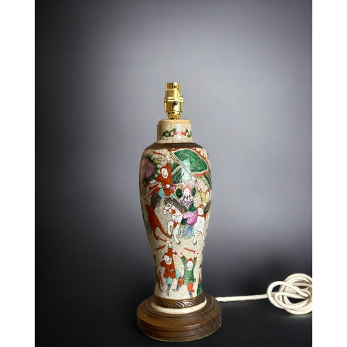 253 - A LARGE CHINESE PORCELAIN BALUSTER TABLE LAMP. HAND PAINTED BATTLE SCENES IN OVERGLAZE ENAMELS, ON C... 