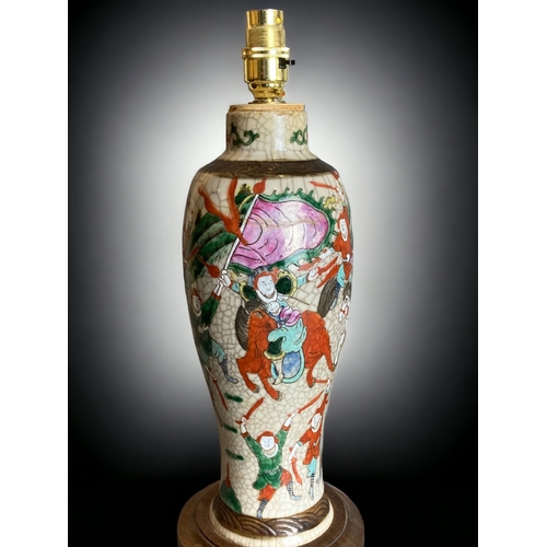 253 - A LARGE CHINESE PORCELAIN BALUSTER TABLE LAMP. HAND PAINTED BATTLE SCENES IN OVERGLAZE ENAMELS, ON C... 