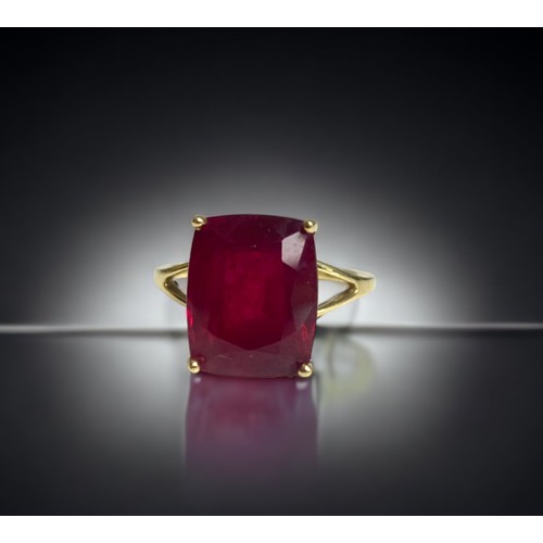 100 - A 9ct Gold & 8.5ct ruby ladies solitaire ring.
Cushion cut African Ruby (approx 8.5CT) measuring 12 ... 