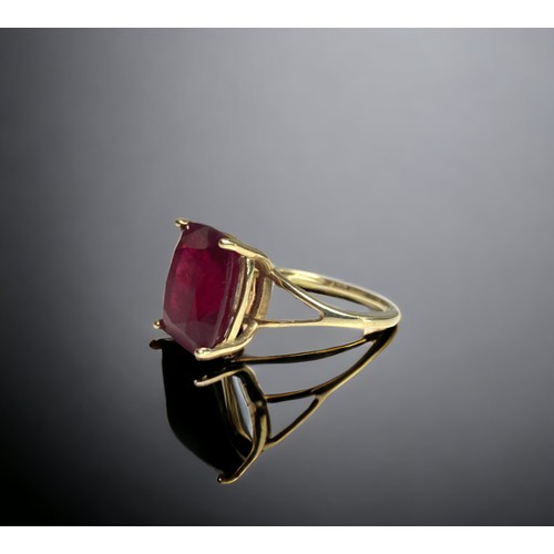 100 - A 9ct Gold & 8.5ct ruby ladies solitaire ring.
Cushion cut African Ruby (approx 8.5CT) measuring 12 ... 