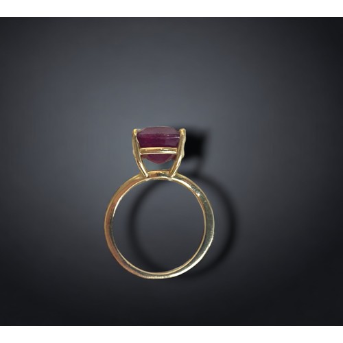 100 - A 9ct Gold & 8.5ct ruby ladies solitaire ring.
Cushion cut African Ruby (approx 8.5CT) measuring 12 ... 