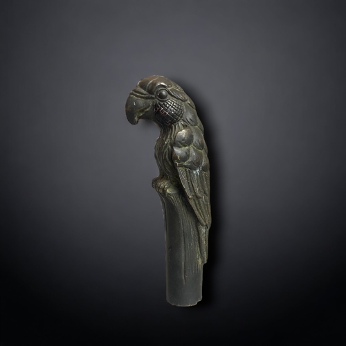 379 - A BRONZE WALKING CANE HANDLE.
DEPICTING A PERCHED PARROT. 
13CM TALL.