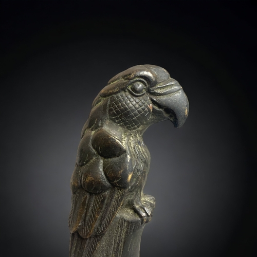 379 - A BRONZE WALKING CANE HANDLE.
DEPICTING A PERCHED PARROT. 
13CM TALL.