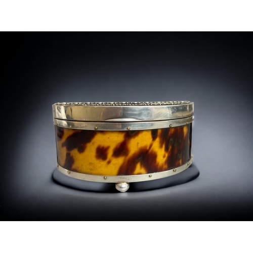 120 - A FINE QUALITY STERLING SILVER & TORTOISESHELL BOX. HINGED LID, SAT ON BALL FEET.
LONDON HALLMARKS. ... 