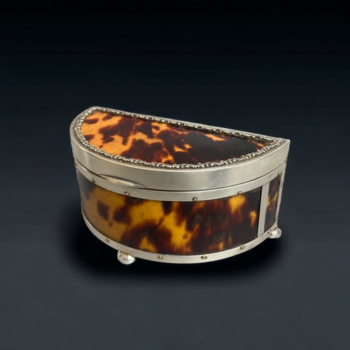 120 - A FINE QUALITY STERLING SILVER & TORTOISESHELL BOX. HINGED LID, SAT ON BALL FEET.
LONDON HALLMARKS. ... 