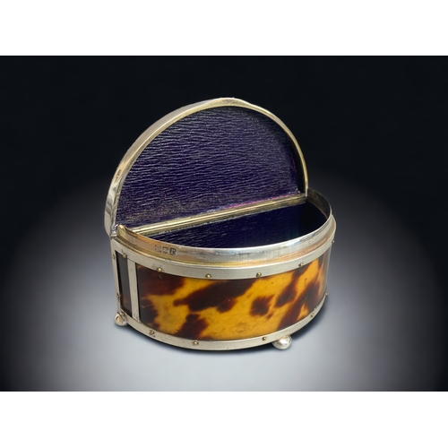 120 - A FINE QUALITY STERLING SILVER & TORTOISESHELL BOX. HINGED LID, SAT ON BALL FEET.
LONDON HALLMARKS. ... 