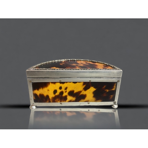 120 - A FINE QUALITY STERLING SILVER & TORTOISESHELL BOX. HINGED LID, SAT ON BALL FEET.
LONDON HALLMARKS. ... 